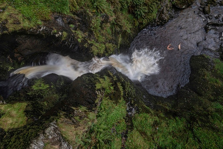 空中飞行无人机美丽的风景早期秋天Pistyll Rhaeader瀑布图像在威尔士有人和狗游泳在游泳池