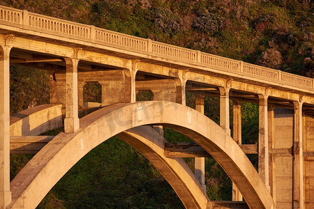 日落时分，1号高速公路上的Bixby Creek Bridge。美国加利福尼亚州大苏尔地区