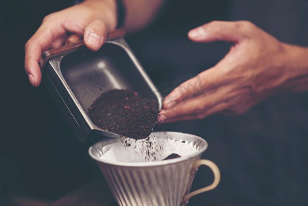 brew摄影照片_咖啡豆滴咖啡过程，老式过滤器图像