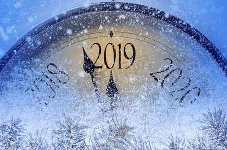 午夜倒计时。复古风格的时钟计数圣诞节或新年2019前的最后一刻。午夜倒计时