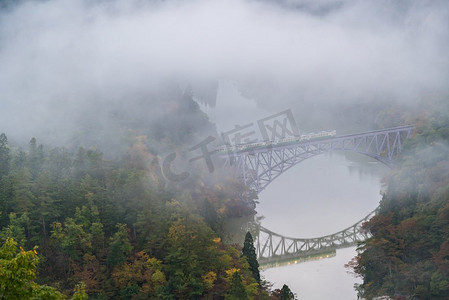秋天的树叶福岛第一大桥的视点福岛第一大桥在日本的三岛县