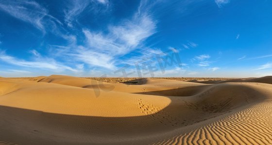 沙丘景观全景与戏剧性的云在塔尔沙漠。印度拉贾斯坦邦山姆沙丘。沙丘全景在塔尔沙漠，拉贾斯坦邦，印度