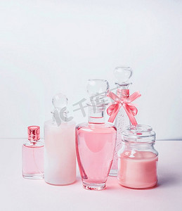 粉色化妆品瓶子摄影照片_化妆品、产品、瓶子、鲜花