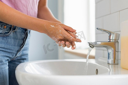 关闭妇女洗她的手