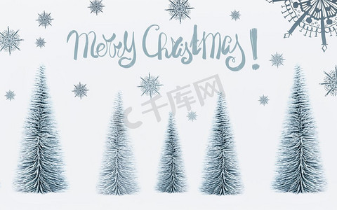 圣诞快乐贺卡，白色背景上有文字和装饰的冷杉树、森林和彩绘雪花