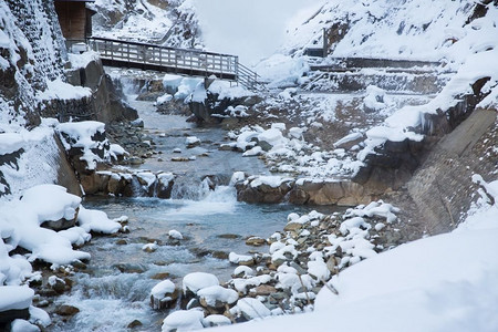冬季日本风景摄影照片_自然与景观概念—日本冬季河上的桥梁。在冬天的河上的桥，日本