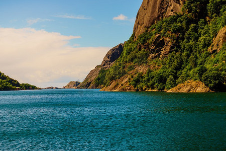 挪威风景绿山丘陵和峡湾。挪威峡湾景观