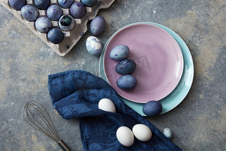 快乐复活节概念鸡蛋，布，托盘打蛋器。五颜六色的复活节彩蛋