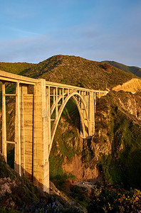 日落时分，1号高速公路上的比克斯比克里克桥。美国加利福尼亚州大苏尔区。