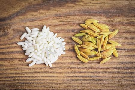 茉莉花白米和黄色水稻在木收获的撕裂米，收获米和食物谷物烹饪概念