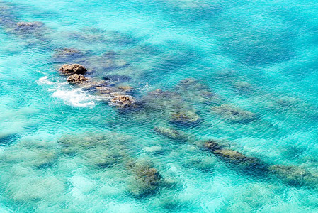 透明的浅绿松石海洋水表面和岩石顶视图在安达曼海印度洋在夏天。