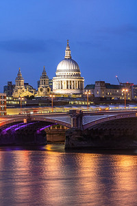 英国伦敦，泰晤士河畔的圣保罗大教堂夕阳。