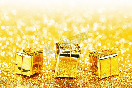 黄金装饰盒与节日礼物在抽象黄金背景