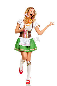 啤酒节女服务员穿着传统的巴伐利亚服装，白色背景上孤立着椒盐卷饼的创意概念照片。