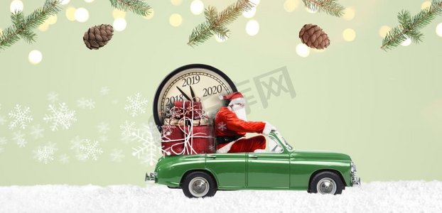 圣诞倒计时到了。在汽车的圣诞老人提供新年礼物和时钟在绿色背景。圣诞老人倒计时车