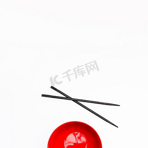 空的红色碗筷子孤立的白色背景。高分辨率照片。空的红色碗筷子孤立的白色背景。高质量照片