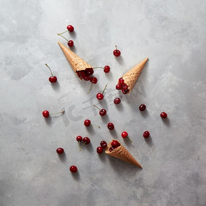 樱桃冰淇淋图案摄影照片_ 食物，素食，华夫饼，健康