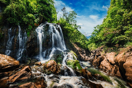 越南旅游摄影照片_附近的猫猫村附近的瀑布（Sapa）Sa Pa，越南—受欢迎的旅游徒步目的地。猫猫瀑布，越南