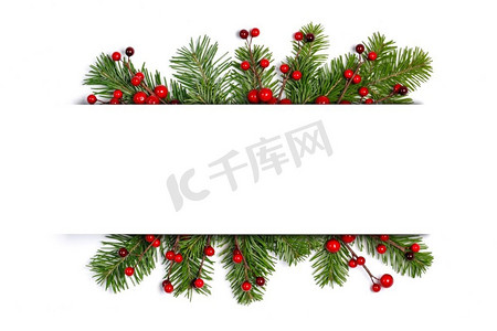 圣诞绿色冷杉树枝和红色冬青浆果边框隔开白色背景。圣诞冷杉和红冬青浆果相框