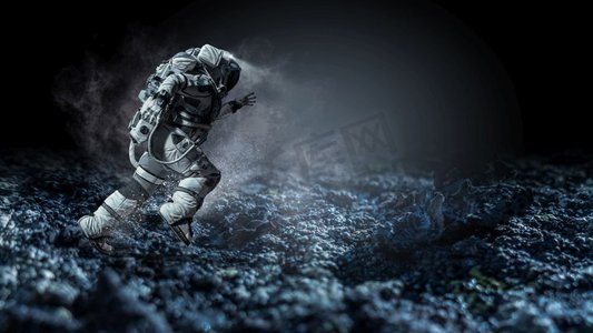 行星宇宙星球摄影照片_穿着宇航服的宇航员在行星表面运行。混合媒体。太空人跑得很快。混合媒体