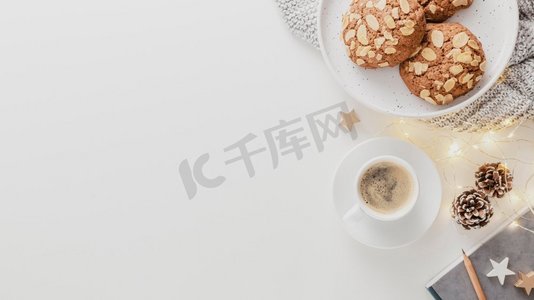 顶视图咖啡杯饼干与复印空间。高分辨率照片。顶视图咖啡杯饼干与复印空间。高品质的照片