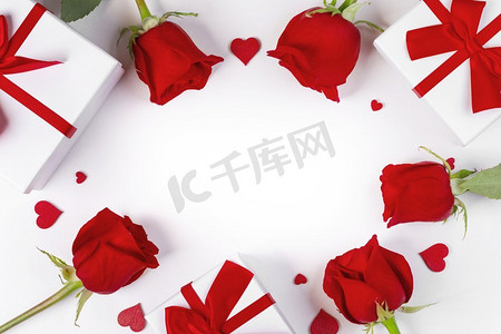 玫瑰心和礼物在贺卡边界框架与复制空间隔绝在白色背景情人节概念。玫瑰心和礼物