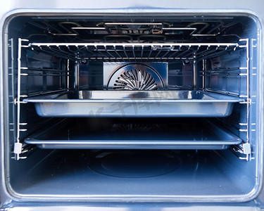 一个现代烤箱的内部细节与风扇。现代烤箱内有托盘