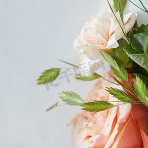 文字花卉摄影照片_精致的婚礼花束微距拍摄，在文字下有一个位置。精致的婚礼花束