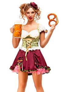 啤酒节女服务员穿着传统的巴伐利亚服装，白色背景上隔绝了啤酒和椒盐卷饼的创意概念照片。
