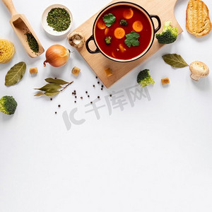 碗红色摄影照片_番茄汤木板。高分辨率照片。番茄汤木板。高质量照片