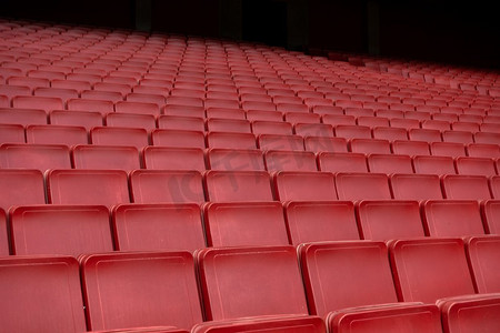 空的红色座位排在足球场足球