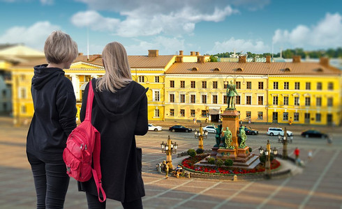 以赫尔辛基老城为背景的妇女。芬兰。