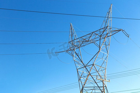 电力线和电力概念—蓝天上的输电塔。输电塔和蓝天输电线路