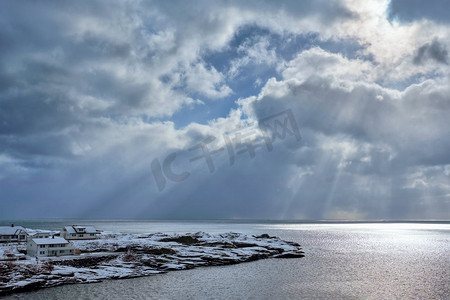 冬天的挪威海，阳光透过云层。罗福腾群岛，挪威。阳光普照的冬日挪威海