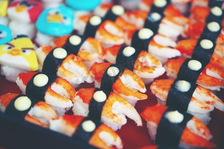 山葵摄影照片_一家日本餐馆的盘子里摆放着日本寿司。