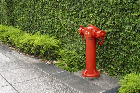城市现场的红色消防管，步行道