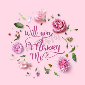 玫瑰艺术字摄影照片_用鲜花和字书法的贺卡你愿意嫁给我吗