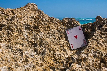 王牌扑克牌沙滩主题照片。王牌扑克牌沙滩主题