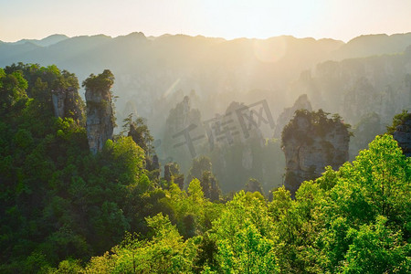 中国著名地标摄影照片_著名的旅游景点中国-张家界石柱悬崖山上的夕阳，湖南武陵源，中国。张家界山区中国