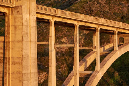 日落时分，1号高速公路上的Bixby Creek Bridge。美国加利福尼亚州大苏尔地区