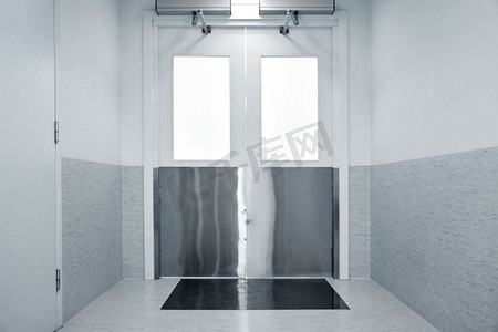 医学、保健、急救和室内概念--医院走廊的钢门。医院走廊中的钢门