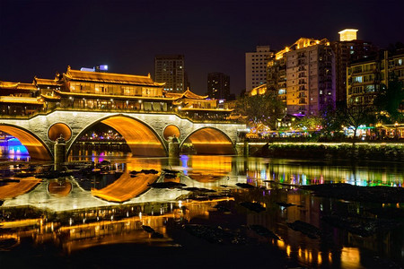 成都—安顺大桥横跨锦江之滨的著名地标在夜间被照亮，四川成都，中国.中国成都，中国，晚上的安顺桥