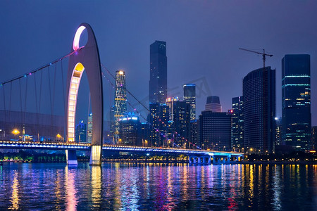 广州城市景观天际线横跨珠江与猎德大桥在晚上照明。中国广州。广州天际线。中国广州
