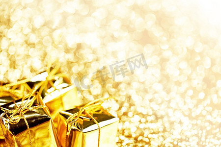 黄色背景框摄影照片_装饰金盒与节日礼物在闪亮的闪光背景