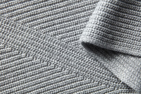 织物褶皱摄影照片_针织棉华夫饼织物的衣服背景与皱纹和褶皱。针织面料的背景