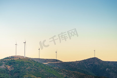 可机摄影照片_希腊山上的风车。风力发电场，欧洲可再生绿色能源的来源。生态概念风车在希腊丘陵
