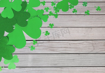 圣纸摄影照片_财富，运气和圣帕特里克节概念—绿色纸三叶草在木灰色板背景绿色纸三叶草在木背景