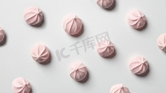 手工制作的甜蜜的粉色西风棉花糖配以白色背景。心小糖果。情人节&S的概念..甜泽丰棉花糖