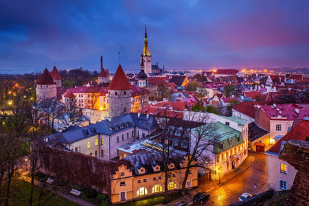 组织架构摄影照片_塔林中世纪老城鸟瞰图照明在晚上戏剧性的天空，爱沙尼亚。塔林中世纪老城，爱沙尼亚