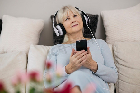 女人与智能手机听音乐